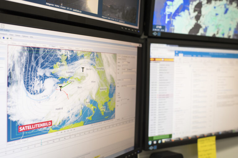 Screens with satellite images in the studio of Meteo Schweiz at the Swiss Radio and Television SRF in Leutschenbach, canton of Zurich, Switzerland, on December 11, 2017. (KEYSTONE/Ennio Leanza)

Satellitenbilder auf den Bildschirmen von «Meteo Schweiz», aufgenommen am 11. Dezember 2017 im Schweizer Radio und Fernsehen SRF in Leutschenbach, Kanton Zuerich. (KEYSTONE/Ennio Leanza)