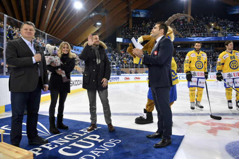 Gaudenz Domenig, president HC Davos, Fabienne and former NHL player Marc Streit with daughter Victoria, and Raeto Raffeiner, Director National Teams, from left, during a farewell ceremony prior the game between Team Suisse and HC Davos at the 91th Spengler Cup ice hockey tournament in Davos, Switzerland, Saturday, December 30, 2017. (KEYSTONE/Gian Ehrenzeller).
