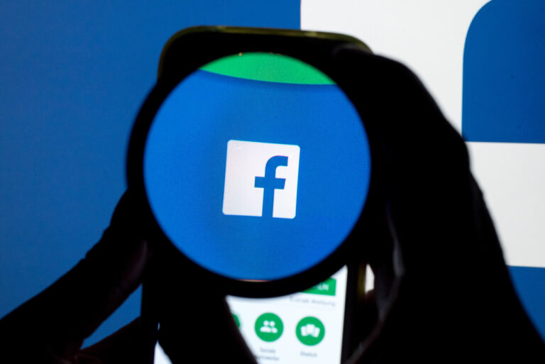 ARCHIV - ILLUSTRATION - Das Icon der Social Media-Plattform Facebook ist auf einem Handy durch eine Linse zu sehen, aufgenommen am 11.12.2016 in München (Bayern). (zu dpa ssDatensammlung: Kartellamt droht Facebook mit Sanktionen