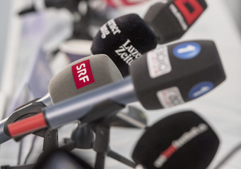 Verschiedenste Mikrofone der Schweizer Radios und Fernehen anlaesslich der Medienkonferenz des FC Luzern vom Dienstag, 9. Januar 2018 in Luzern. (KEYSTONE/Urs Flueeler)