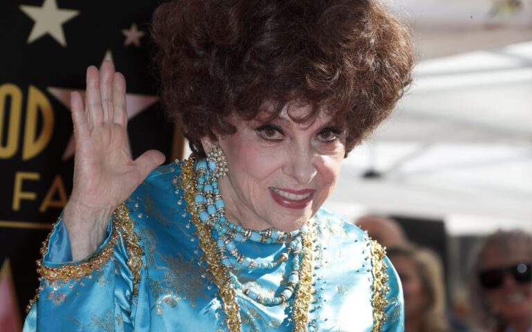 epa06490763 Italian actress Gina Lollobrigida waves during a ceremony honoring her on the Hollywood Walk of Fame in Hollywood, California, USA, 11 January 2018. Lollobrigida received the 2,628th star in the category of Motion Pictures. Lollobrigida was an European movie star in the 1950s and 60s and is an avid sculptor. EPA/MIKE NELSON