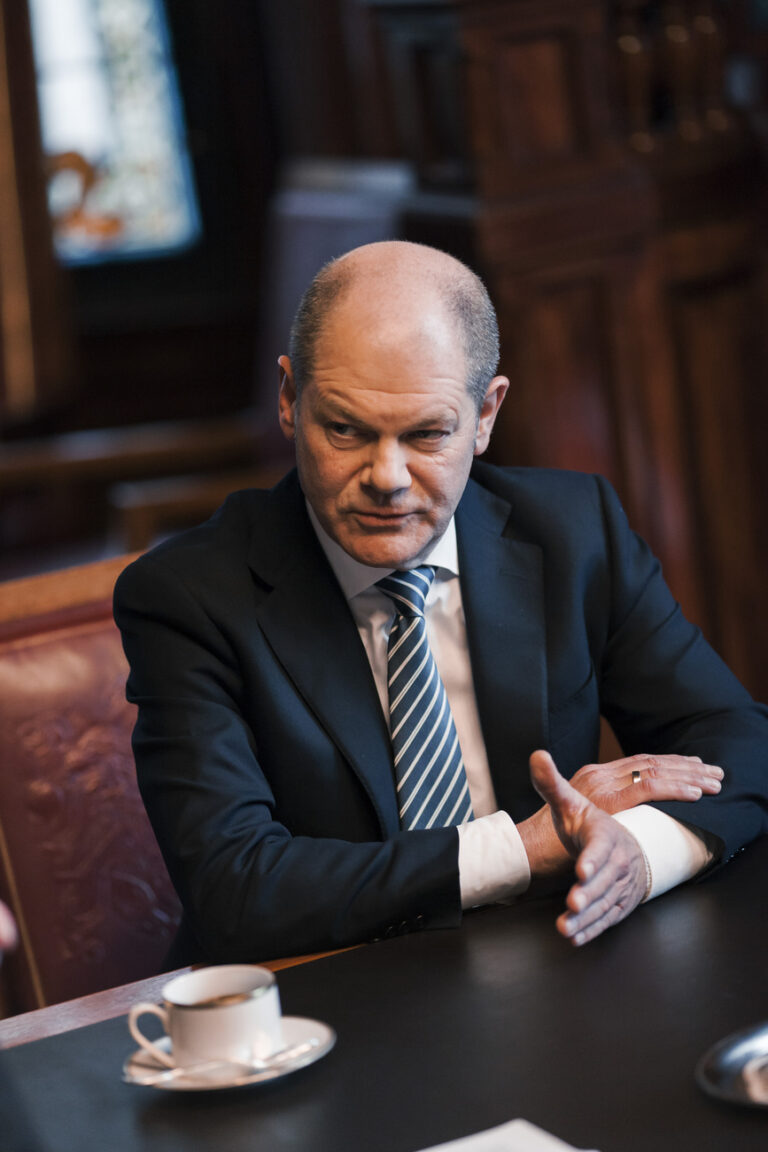 Olaf Scholz, Hamburgs Erster Buergermeister, SPD, Interview [im Rathaus], Politik, Europa, Deutschland, Hamburg, 15.02.2018...Engl.: Olaf Scholz, German SPD politician, First Mayor of Hamburg and Acting Chairman of the Social Democratic Party, portrait during interview at the town hall of Hamburg, Germany, Europe, 15 February 2018 (KEYSTONE/LAIF/Henning Bode)