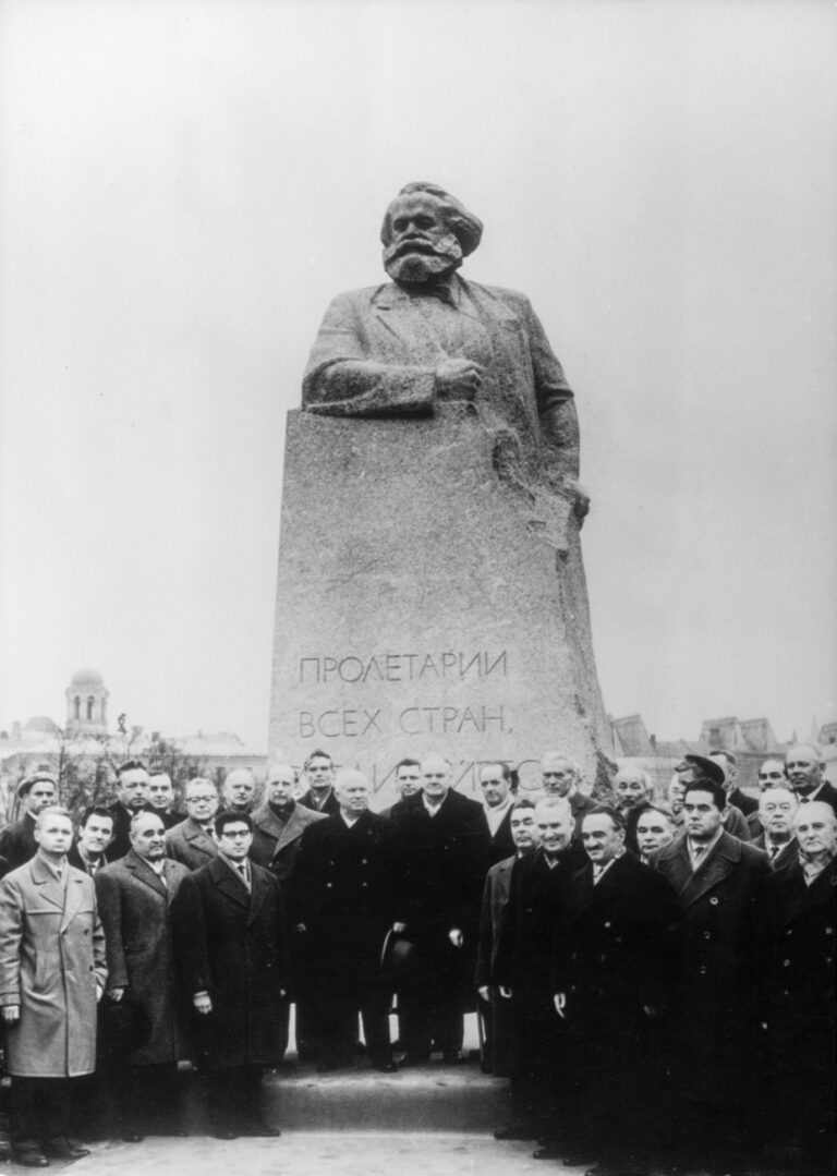 Um das Karl Marx-Denkmal auf dem Platz der Revolution in Moskau, Sowjetunion, haben sich Menschen fuer ein Gruppenbild versammelt, undatierte Aufnahme um 1960. (KEYSTONE/Str)