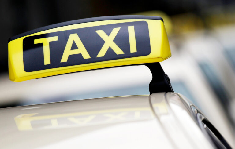 Taxifahrer aus Essen muss Bibelspruch von seinem Auto entfernen. Religiöse und politische Botschaften auf Taxis sind in ganz Deutschland verboten. Es drohen 10.000 Euro Busse