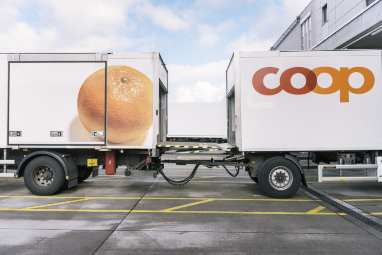 A truck with a trailer is parked on the site of the largest Coop logistics center in Schafisheim in the Canton of Aargau, Switzerland, pictured on March 14, 2018. The logistics location with its 1900 employees unites the regional distribution center for Zurich, Northwestern and Central Switzerland, a wholesale bakery and confectionery as well as a huge national deep-freeze warehouse. While everything runs fully automatically at up to minus 23 degrees Celsius in the deep-freeze warehouse, 220 employees continue to make non-refrigerated goods available for transport. In the bakery, about 600 employees produce 60000 tons of fresh bread, cakes, pies and roulades for the whole of Switzerland. (KEYSTONE/Christian Beutler)

Ein Lastwagen mit Anhaenger steht auf dem Gelaende des groessten Coop-Logistikzentrums in Schafisheim im Kanton Aargau, aufgenommen am 14. Maerz 2018. Der Logistikstandort mit 1900 Angestellten vereint die regionale Verteilzentrale fuer den Raum Zuerich, die Nordwest- und die Zentralschweiz, eine Baeckerei- und Konditoreianlage sowie ein riesiges nationales Tiefkuehllager. Waehrend im Tiefkuehllager bei bis zu minus 23 Grad Celsius alles vollautomatisch ablaeuft, stellen weiterhin rund 220 Mitarbeitende nicht tiefgekuehlte Waren fuer den Transport bereit. In der Baeckerei produzieren rund 600 Mitarbeitende jaehrlich 60000 Tonnen frisches Brot, Kuchen, Torten und Rouladen fuer die ganze Schweiz. (KEYSTONE/Christian Beutler)