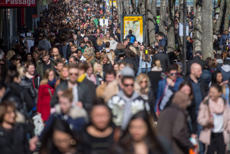 ARCHIV - 31.03.2018, Baden-Württemberg, Stuttgart: Menschen gehen am Ostersamstag beim Shoppen über die Königstraße. Erstmals in der Geschichte Baden-Württembergs leben nach Angaben des Statistischen Landesamtes in Baden-Württemberg mehr als 11 Millionen Menschen. (Zu dpa «Erstmals mehr als 11 Millionen Einwohner in Baden-Württemberg» vom 14.05.2018) Foto: Marijan Murat/dpa +++ dpa-Bildfunk +++ (KEYSTONE/DPA/Marijan Murat)