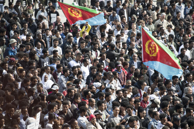 Eritreische Fluechtlinge demonstrieren und reichen eine Pettion fuer eine humanere Fluechtlingspolitik ein, am Freitag, 18. Mai 2018, in Bern. (KEYSTONE/Peter Schneider)