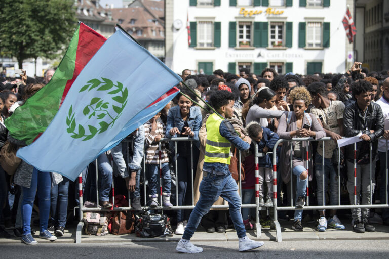 Eritreische Fluechtlinge demonstrieren und reichen eine Pettion fuer eine humanere Fluechtlingspolitik ein, am Freitag, 18. Mai 2018, in Bern. (KEYSTONE/Peter Schneider)