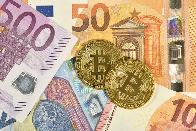 icon for digital currency, golden physical coin bitcoin on EURO banknotes (KEYSTONE/mauritius images/MICHAEL WEBER)