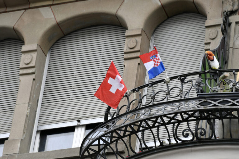 Schweizer und Kroatien Fahne in Zuerich am Montag, 25. Juni 2018. (KEYSTONE/Walter Bieri)