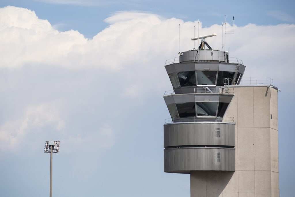 Blick auf den Tower der Flugverkehrsleitung auf dem Flughafen in Zuerich, aufgenommen am Sonntag, 15. Juli 2018. (KEYSTONE/Ennio Leanza)
