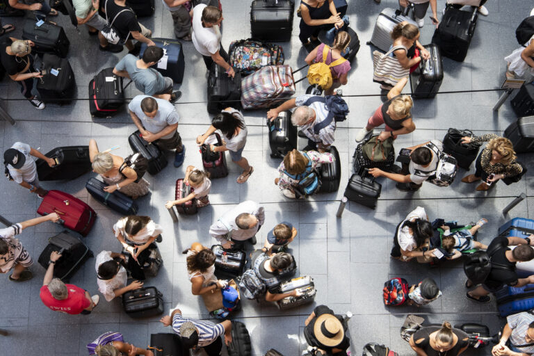 Fluggaeste schlaengeln sich um den Check-In Schalter auf dem Flughafen in Zuerich, aufgenommen am Sonntag, 15. Juli 2018. (KEYSTONE/Ennio Leanza)