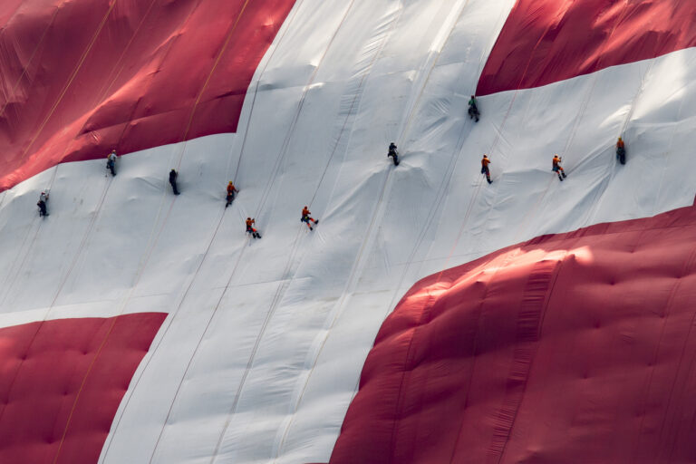 Hoehenarbeiter haengen eine 80x80 Meter grosse Schweizerfahne an einer Felswand unterhalb des Saentis auf, anlaesslich des Nationalfeiertags, am Dienstag, 31. Juli 2018, auf der Schwaegalp. (KEYSTONE/Benjamin Manser)