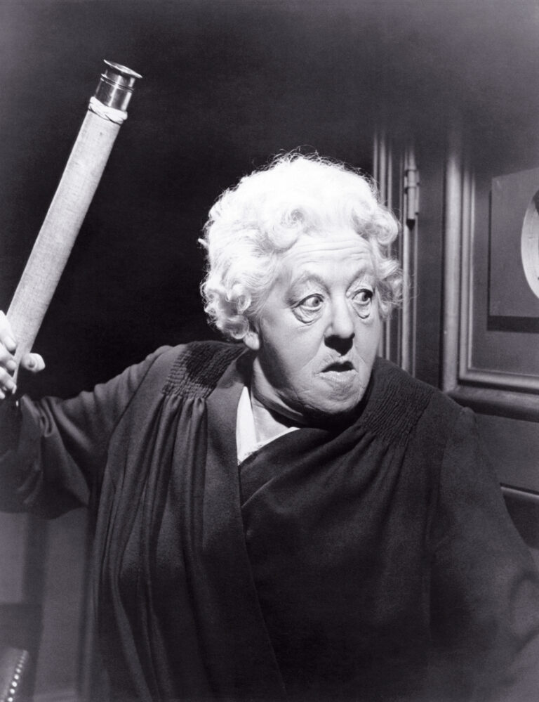 MURDER AHOY, Margaret Rutherford, 1964 Courtesy Everett Collection PUBLICATIONxINxGERxSUIxAUTxONLY Copyright: xCourtesyxEverettxCollectionx MBDMUMO EC013