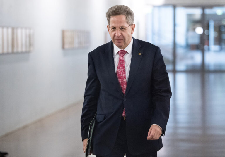 12.09.2018, Berlin: Hans-Georg Maaßen, Präsident des Bundesamts für Verfassungsschutz (BfV), kommt aus der Sitzung des Parlamentarischen Kontrollgremiums für die Geheimdienste (PKGr) im Deutschen Bundestag. (zu dpa 