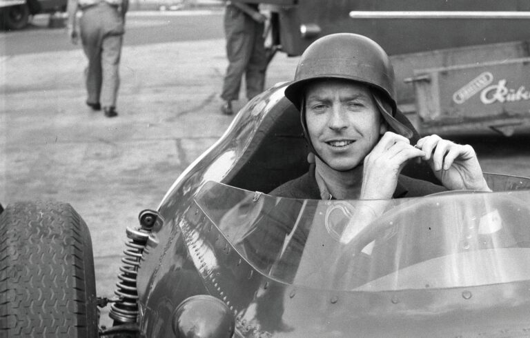 Autorennfahrer Tony Brooks im Ferrari