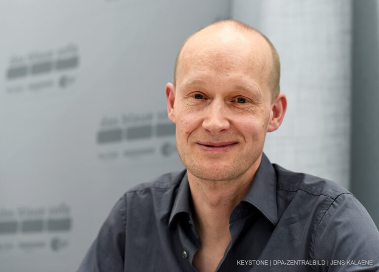 ARCHIV - 14.03.2015, Sachsen, Leipzig: Der österreichische Schriftsteller Arno Geiger lächelt während einer Pressekonferenz auf der Buchmesse Leipzig. (zu dpa «Bestseller-Autor Geiger erhält hoch dotierten Breitbach-Preis» vom 27.09.2018) Foto: Jens Kalaene/dpa-Zentralbild/dpa +++ dpa-Bildfunk +++ (KEYSTONE/DPA/Jens Kalaene)