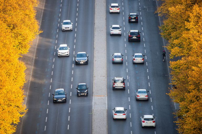 09.10.2018, Berlin: Autos fahren auf der Straße des 17. Juni. Foto: Arne Immanuel Bänsch/dpa +++ dpa-Bildfunk +++ (KEYSTONE/DPA/Arne Immanuel Bänsch)