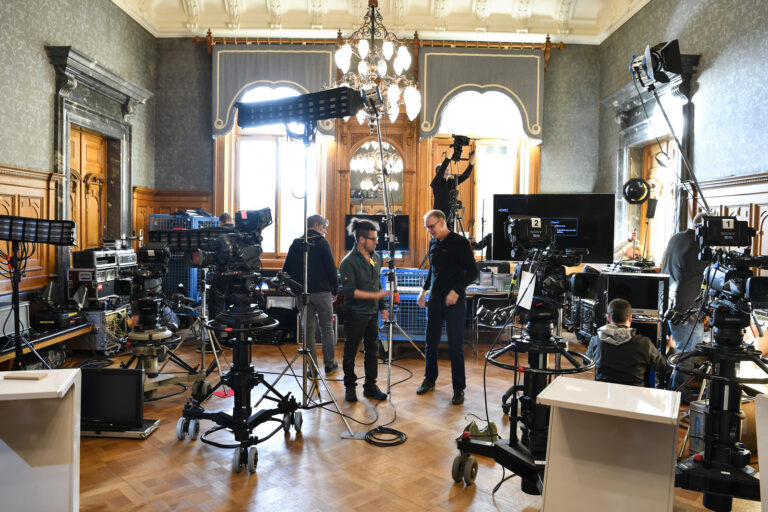 Techniker des Schweizer Fernsehens SRF SRG erstellen ein Studio im Bundeshaus, am Vortag der Bundesratsersatzwahlen, am Dienstag, 4. Dezember 2018, in Bern. (KEYSTONE/Peter Schneider)