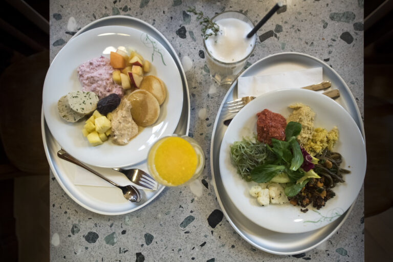 Deux assiettes avec de la nouriture sont photographiees lors d'une visite du nouveau restaurant vegetarien et vegan Tibits ce mercredi 5 decembre 2018 au Buffet de la gare CFF de Lausanne. (KEYSTONE/Laurent Gillieron)