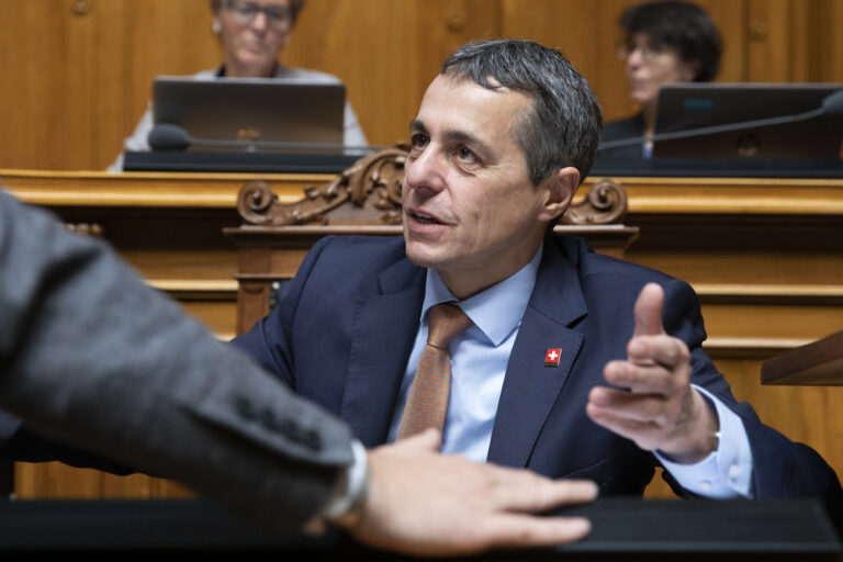 Bundesrat Ignazio Cassis, rechts, diskutiert mit Balthasar Glaettli, GPS-ZH, waehrend der Debatte um den UNO-Migrationspakt im Nationalrat, waehrend der Wintersession der Eidgenoessischen Raete, am Donnerstag, 6. Dezember 2018 in Bern. (KEYSTONE/Peter Klaunzer)