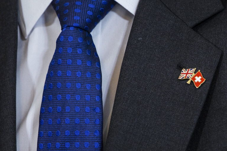 The flags of Switzerland and Great Britain on the jacket of British Secretary of State for International Trade Liam Fox, after signing a trade agreement with Swiss Federal Councillor Guy Parmelin (not pictured) in Bern, Switzerland, Monday, February 11, 2019. Parmelin and Fox signed a bilateral trade agreement regulating relations between the two countries after the Brexit. Because of the customs treaty with Switzerland, the agreement also applies to Liechtenstein. (KEYSTONE/Peter Klaunzer)