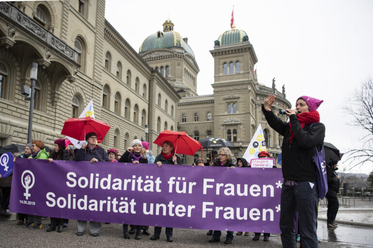 Personen demonstrieren anlaesslich der Kundgebung beim Weltfrauentag, am Freitag, 8. Maerz 2019, in Bern. (KEYSTONE/Peter Schneider)