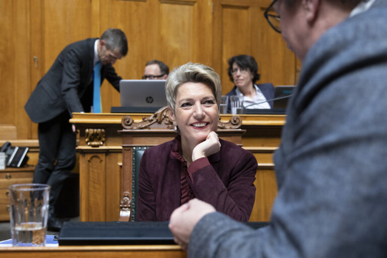 Bundesraetin Karin Keller-Sutter, links, diskutiert mit Beat Flach, GLP-AG,, waehrend einer Debatte im Nationalrat, waehrend der Fruehlingssession der Eidgenoessischen Raete, am Mittwoch, 20. Maerz 2019 in Bern. (KEYSTONE/Peter Klaunzer)