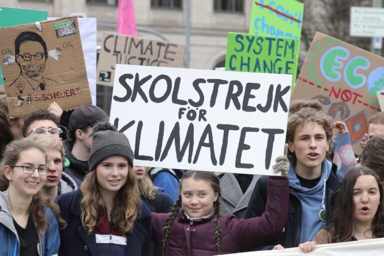 dpatopbilder - 29.03.2019, Berlin: Die schwedische Schülerin Greta Thunberg nimmt an der Abschlusskundgebung der 