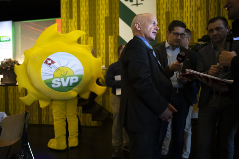 Bundesrat Ueli Maurer gibt ein Interview, im Hintergrund die SVP-Sonne, aufgenommen an der Delegiertenversammlung der SVP Schweiz, am Samstag, 30. Maerz 2019, in Amriswil. (KEYSTONE/Gian Ehrenzeller)