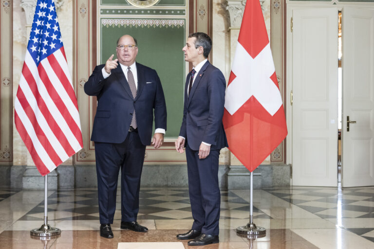 Federal Councillor and Foreign Minister Ignazio Cassis, right, welcomes United States Ambassador to Switzerland, Edward T. McMullen, before signing an agreement to the effect that Switzerland is to represent the interests of the United States in Venezuela, in Bern, Switzerland, on Friday, April 5, 2019. The agreement requires Venezuela's approval before coming into effect. (KEYSTONE/Alessandro della Valle)