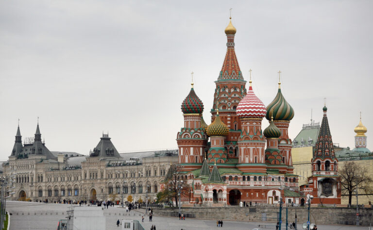 Blick auf die Kathedrale St. Basilius (eigentlich Kathedrale des Basilius des Glueckseligen), rechts, und des GUM Einkaufszentrums, links, auf dem Roten Platz in Moskau, Russland, aufgenommen am 27. Oktober 2006. (KEYSTONE/Alessandro Della Bella) 

View of the Cathedral of Saint Basil the Blessed or Saint Basil's Cathedral, right, and the GUM shopping center, left, at the Red Square in Moscow, Russia, pictured on October 27, 2006. (KEYSTONE/Alessandro Della Bella)