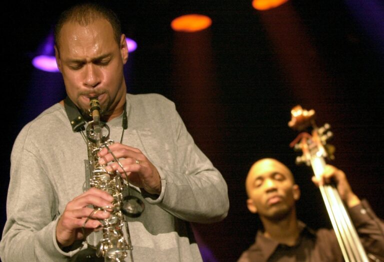 Joshua Redman performs with his Joshua Redman Quartet on the Casino stage at the All That Jazz of the 35th Montreux Jazz Festival in Montreux, Switzerland, late Thursday, 12 July 2001. (KEYSTONE/Andree-Noelle Pot) === ELECTRONIC IMAGE ===