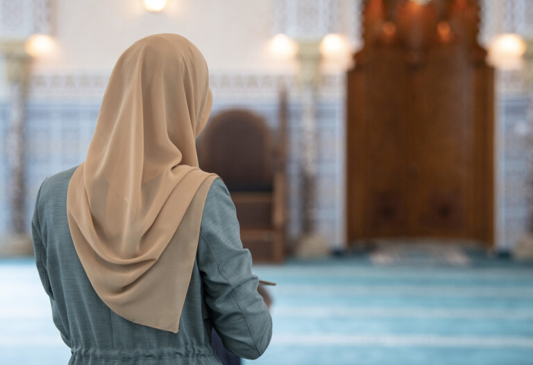 07.05.2019, Hessen, Frankfurt/Main: Eine Muslima mit einem Kopftuch steht als Besucherin im Gebetsraum der Abu Bakr-Moschee. Gläubige Moslems feiern zur Zeit den Fastenmonat Ramadan und dürfen daher nur vor Sonnenaufgang und nach Sonnenuntergang essen und trinken. Frankfurter Moscheegemeinden hatten zum Thema «Was ist ein deutscher Islam?» in ihre Moscheen eingeladen. Foto: Boris Roessler/dpa +++ dpa-Bildfunk +++ (KEYSTONE/DPA/Boris Roessler)