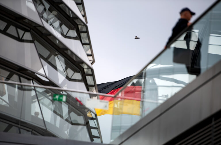 10.05.2019, Berlin: Ein Mann steht am Geländer der Dachterrasse des Reichstagsgebäudes, dem Sitz des Deutschen Bundestages. Im Hintergrund weht eine deutsche Flagge, über der am Himmel eine Taube fliegt. Foto: Bernd von Jutrczenka/dpa +++ dpa-Bildfunk +++ (KEYSTONE/DPA/Bernd von Jutrczenka)