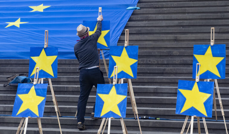 26.05.2019, Berlin: Ein Mann stellt Europasterne auf eine Staffelei auf dem Gendarmenmarkt.Dort trafen sich Anhänger der Europa-Initiative 