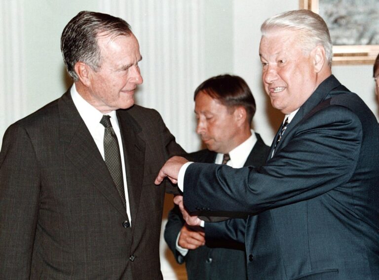 A picture dated 18 June 1998 shows Russian president Boris Yeltsin (R) pointing at former US president George Bush during their meeting in Kremlin. Former Russian president Boris Yeltsin died 23 April 2007 at age 76, Russian news agencies reported. EPA/STR