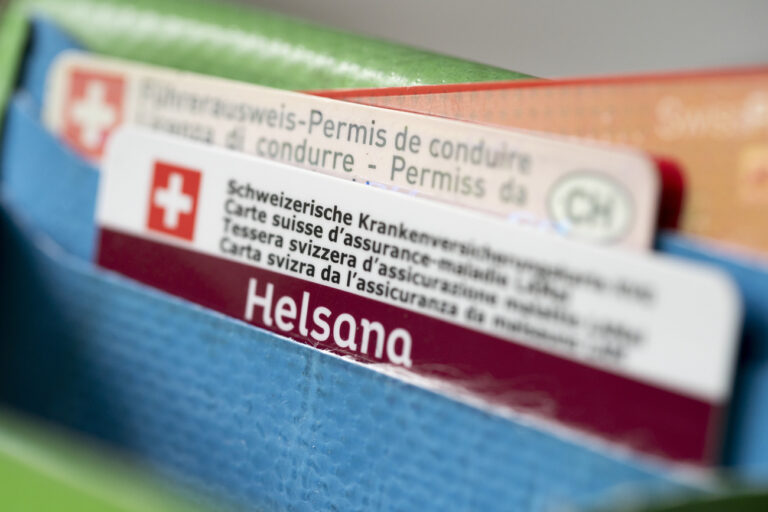 [Symbolic Image] A Helsana health insurance card in a wallet, photographed in Zurich, Switzerland, on June 20, 2019. (KEYSTONE/Gaetan Bally)

[Symbolbild] Eine Helsana Krankenversicherungskarte in einem Portemonnaie, aufgenommen am 20. Juni 2019 in Zuerich. (KEYSTONE/Gaetan Bally)