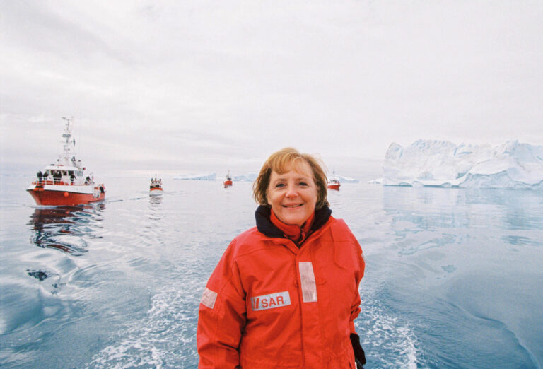 Angela Merkel, Bundeskanzlerin Deutschland, CDU, Besuch in Groenland, Ilulissat Fjord, Politik, Umweltpolitik, Klimawandel, Einzelportrait, Portrait, Politikerin, Europa, Deutschland, 16.08.2007.  Engl.: Europe, Greenland, Angela Merkel, CDU, Chancellor of Germany, visit to Greenland, Ilulissat Fjord, politician, politics, portrait, smiling, environmental politics, climate change, iceberg, boat, ship. August 16, 2007  [from book 