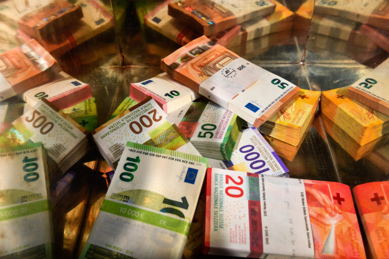 Geldbuendel mit Schweizer Franken und italienischen Euro liegen auf dem Tisch, am 22. August 2019 in Colderio . (KEYSTONE/Ti-Press/Alessandro Crinari)