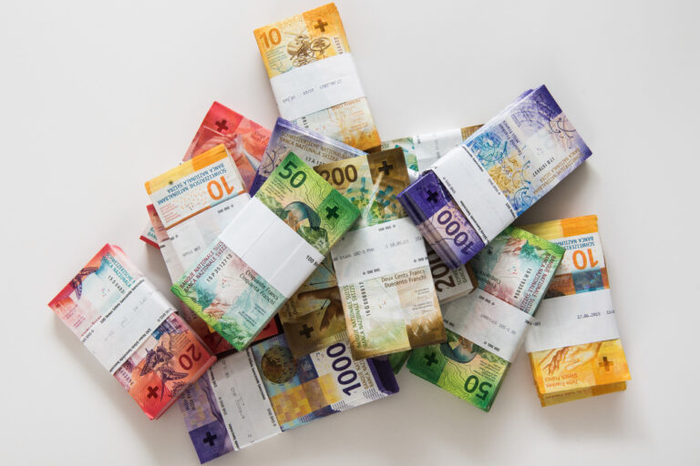 Geldbuendel mit Schweizer Franken liegen auf einem Tisch, am 22. August 2019 in Colderio . (KEYSTONE/Ti-Press/Alessandro Crinari)