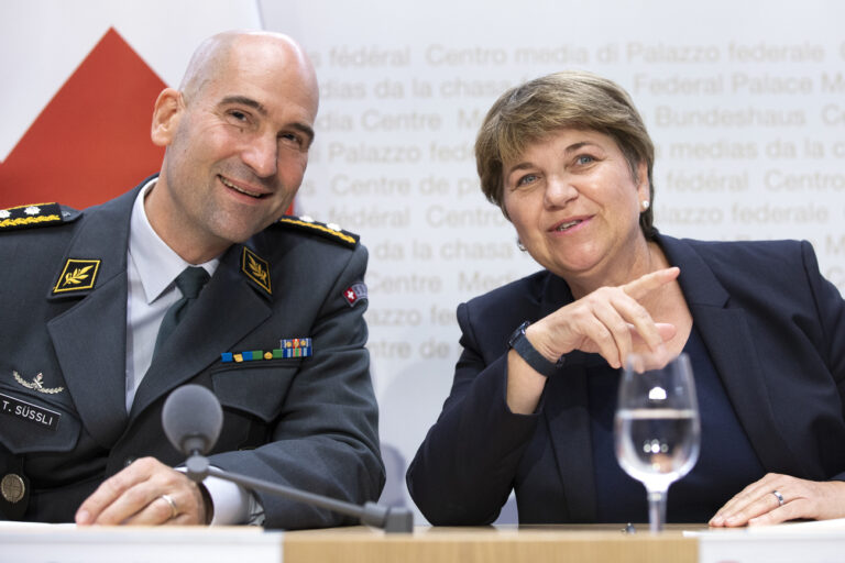 Bundesraetin Viola Amherd, rechts, und der neue Chef der Armee, Thomas Suessli, am Beginn einer Medienkonferenz, am Mittwoch, 4. September 2019 in Bern. (KEYSTONE/Peter Klaunzer)