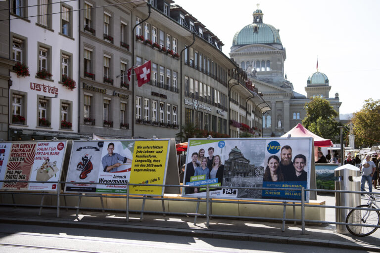 Plakate zu den bevorstehenden Parlamentswahlen stehen auf dem Baerenplatz, am Donnerstag, 19. September 2019, in Bern. (KEYSTONE/Peter Schneider)
