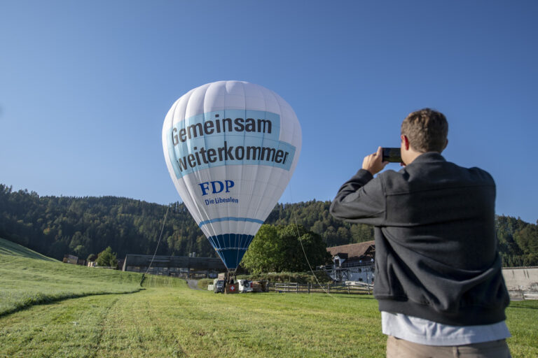 Ein Heissluftballon mit Logo der FDP wird bereitgemacht am Parteifest der FDP Schweiz vom Samstag, 21. September 2019 beim Kloster in Einsiedeln. (KEYSTONE/Urs Flueeler)