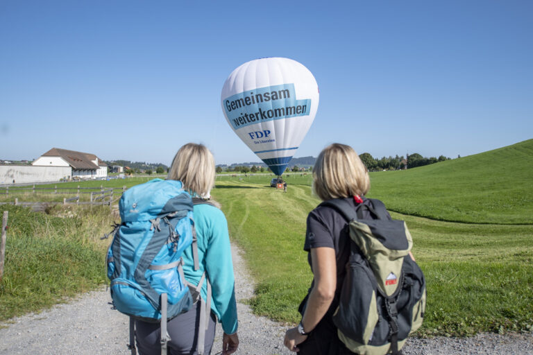 Ein Heissluftballon mit Logo der FDP wird bereitgemacht am Parteifest der FDP Schweiz vom Samstag, 21. September 2019 beim Kloster in Einsiedeln. (KEYSTONE/Urs Flueeler)