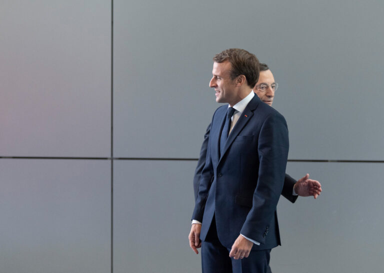 28.10.2019, Hessen, Frankfurt/Main: Der französische Präsident Emmanuel Macron (v) und EZB-Präsident Mario Draghi kommen zu einem Festakt anlässlich des Wechsels an der Spitze der EZB im Foyer der EZB an. Foto: Boris Roessler/dpa +++ dpa-Bildfunk +++ (KEYSTONE/DPA/Boris Roessler)