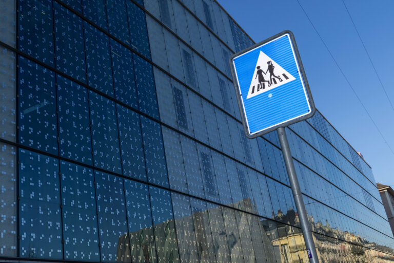 Un des nouveaux panneau signalant un passages pour pietons de signalisation feminises est photographie, ce jeudi 16 janvier 2020 a Geneve. La Ville de Geneve passe de la parole aux actes et, pour accroitre la visibilite des femmes dans l'espace public, change 250 panneaux signalant des passages pour pietons. En accord avec l'office cantonal des transports, une declinaison de six pictogrammes feminises couvrira desormais la moitie des panneaux ou etaient representes des personnages masculins. (KEYSTONE/Martial Trezzini)