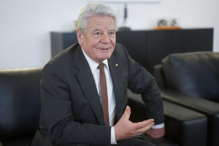 23.01.2020, Berlin: Joachim Gauck, ehemaliger Bundespräsident, bei einem dpa-Interview. Er mahnt zur Zusammenarbeit mit dem türkischen Präsidenten Erdogan in der Flüchtlingspolitik. «Wenn man auf diesem Gebiet die Erwartungen der Türkei an finanzielle Unterstützung erfüllt, wäre das gut», sagte Gauck am Donnerstag (23.01.2020) der Deutschen Presse-Agentur, einen Tag vor einer Türkei-Reise von Kanzlerin Merkel in die Türkei. Foto: Jörg Carstensen/dpa +++ dpa-Bildfunk +++ (KEYSTONE/DPA/Jörg Carstensen)