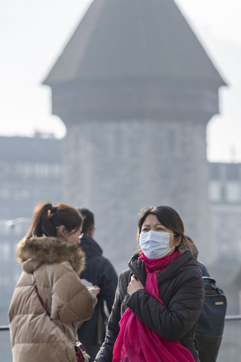 Chinesische Touristen tragen vereinzelt Schutzmasken waehrend ihres Besuches in der Stadt Luzern am Freitag, 24. Januar 2020. Das Coronavirus hat sich in China stark ausgebreitet und hat inzwischen auch Europa erreicht. (KEYSTONE/Urs Flueeler)
