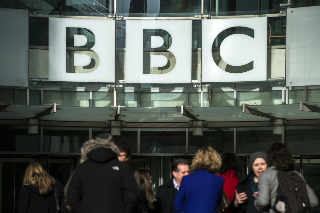 Die britische Regierung will der BBC die Gebühren streichen. Wenn die BBC fällt, dann müssen auch SRF, ARD und ZDF zittern